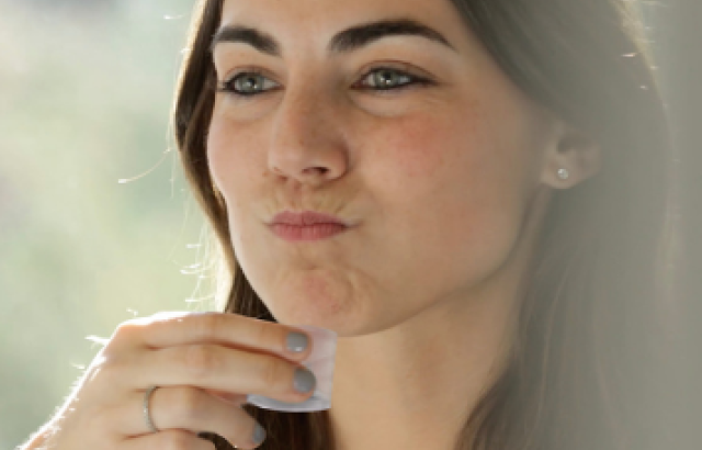 vrouw met mondspoeling